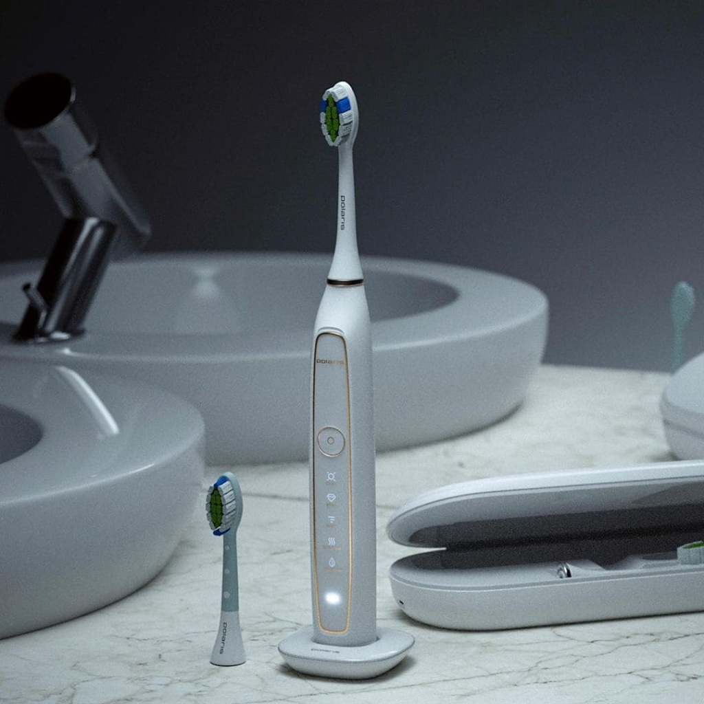 Электрическая зубная щетка Polaris стоит рядом с умывальником в ванной