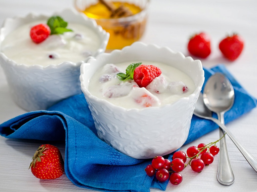 Домашний йогурт с ягодами в мультиварке