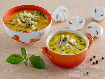 С лисичками, сыром, креветками: 5 рецептов грибного супа в мультиварке
