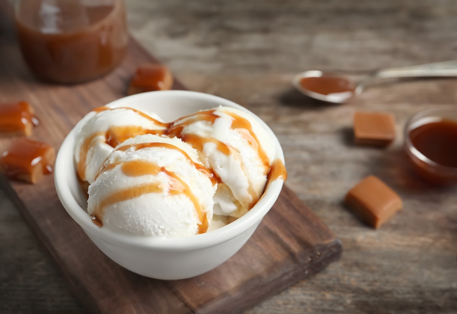 Рецепт: Мороженое с карамельным соусом