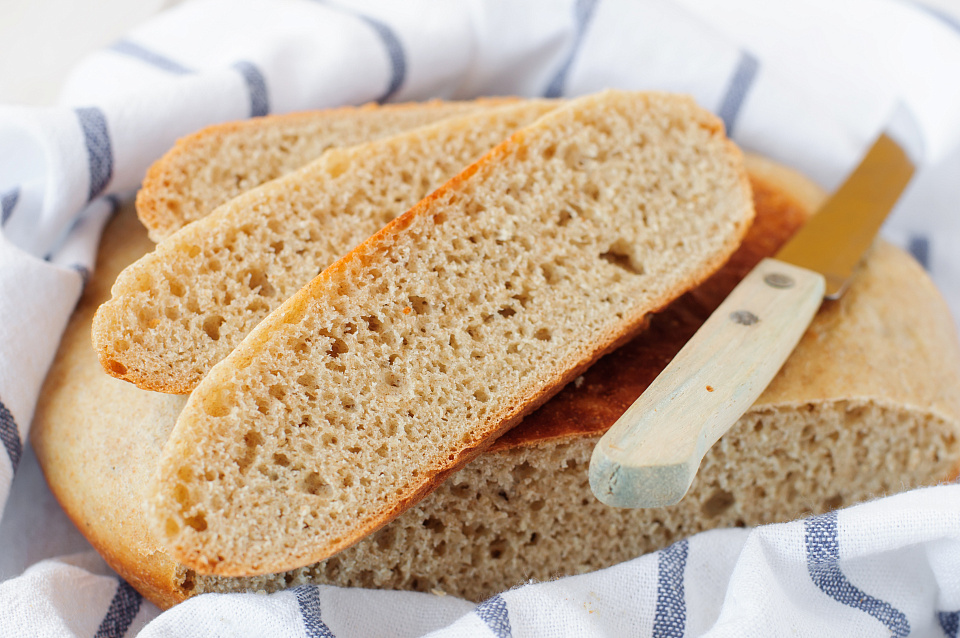 Хлеб белый с базиликом без дрожжей на молоке и сметане в мультиварке